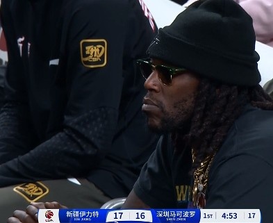 哦呦？你來了！新疆新外援哈雷爾場邊觀戰(zhàn)新疆主場vs深圳的比賽