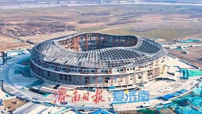 魯媒：戴上1.6萬噸“鋼鐵巨冠”，黃河體育中心球場完成屋蓋施工