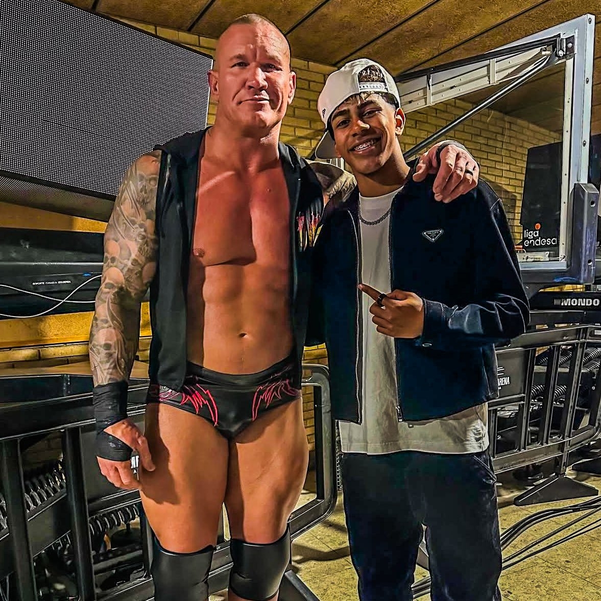 小心RKO！亞馬爾現(xiàn)場觀戰(zhàn)WWE，和奧爾頓、Triple H等合影