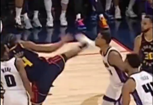抬腳過高踢到了對手下巴！NBA官方：穆迪這一動作被判1級惡犯