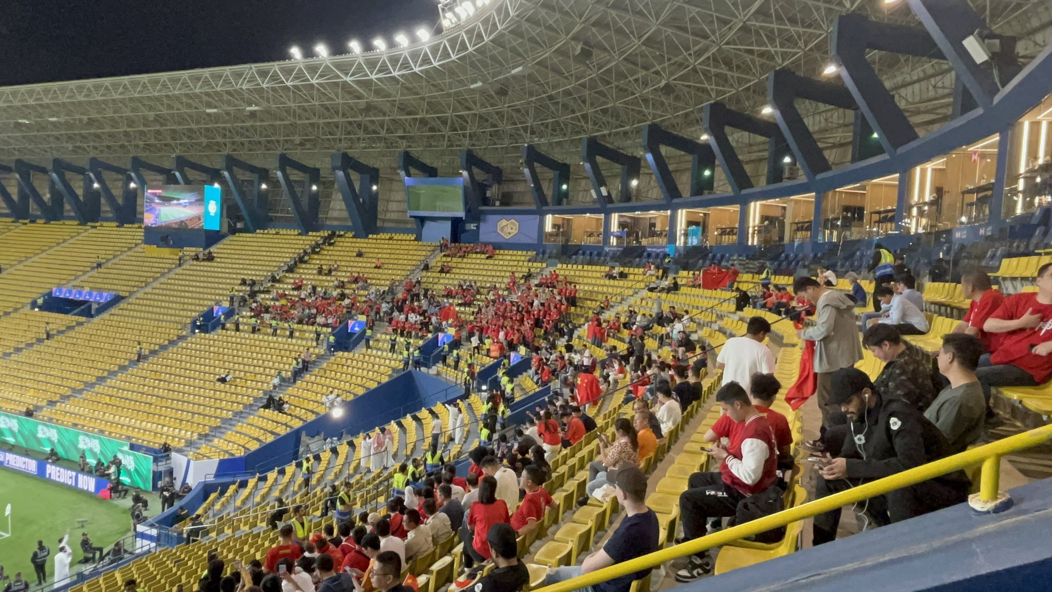 球票已售罄！中國球迷已經(jīng)入場，坐在球場上層沙特球迷區(qū)上方