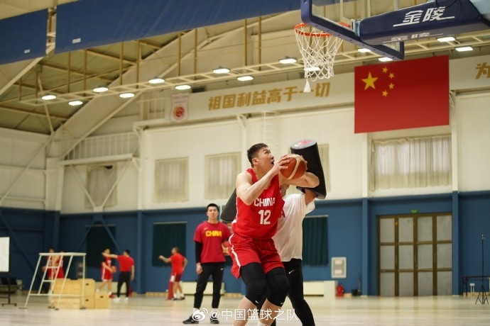 中國籃球之隊(duì)官博：大塊頭 大能量 祝李炎哲25歲生日快樂！