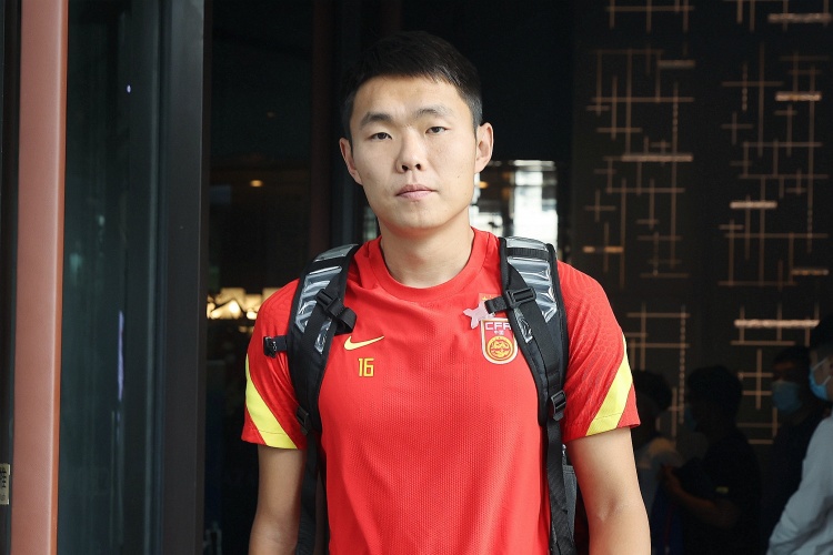媒體人：國足征召5名邊后衛(wèi)真的有必要嗎？中場堆積眾多8號位
