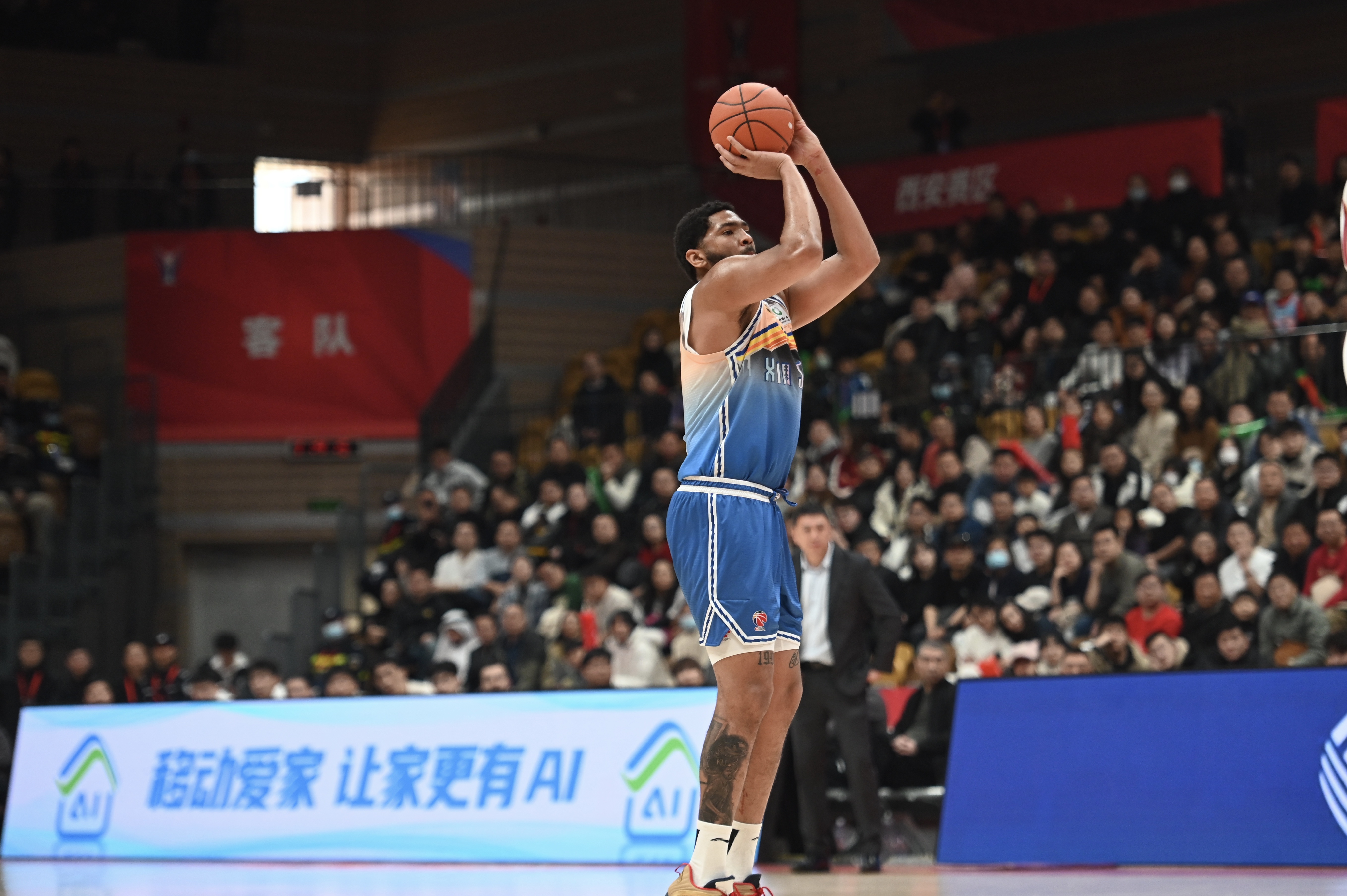 手感火熱！勞森半場(chǎng)7中6高效砍下17分5籃板 首節(jié)15分